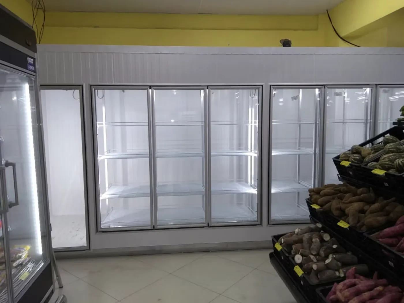 Câmara com portas de vidro instalada em supermercado